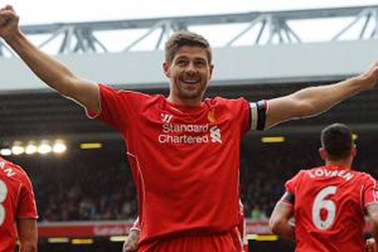 Steven Gerrard merayakan keberhasilan mencetak gol kemenangan ke gawang QPR, Sabtu (2/5/2015). 