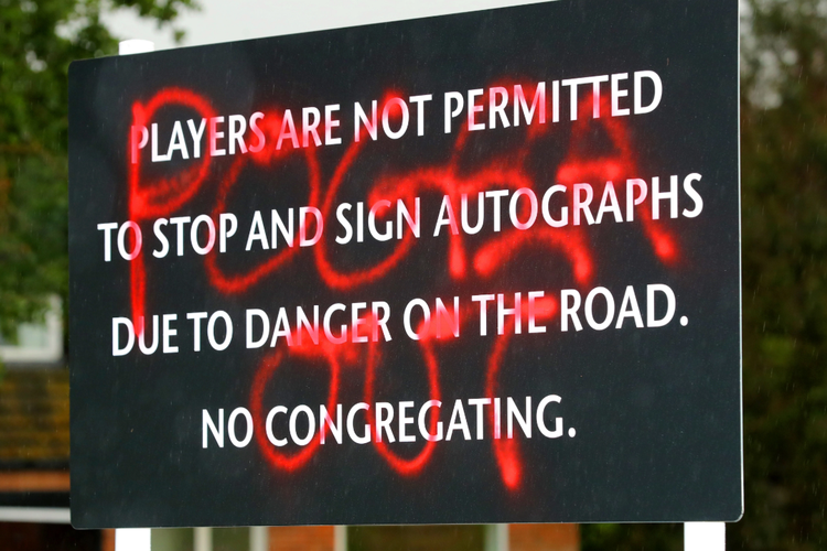 Aksi vandalisme terjadi di pusat latihan Manchester United ketika sebuah papan peringatan dicorat-coret dengan tulisan ?Pogba Out?  pada hari Rabu (28/8/2019)