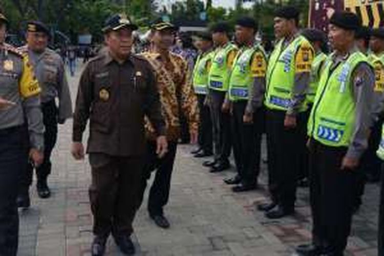 Kapolres Lamongan AKBP Juda Nusa Putra (kiri), saat menunjukkan kesiapan para personelnya kepada Bupati Lamongan Fadeli (tiga dari kiri).