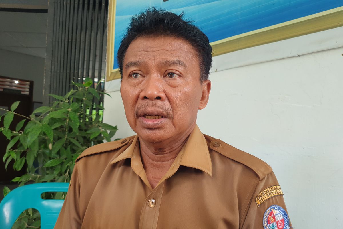 Kepala SMP Negeri 1 STM Hilir, Suratman saat diwawancarai di SMP Negeri 1 STM Hilir, Kabupaten Deli Serdang, pada Senin (30/9/2024). 