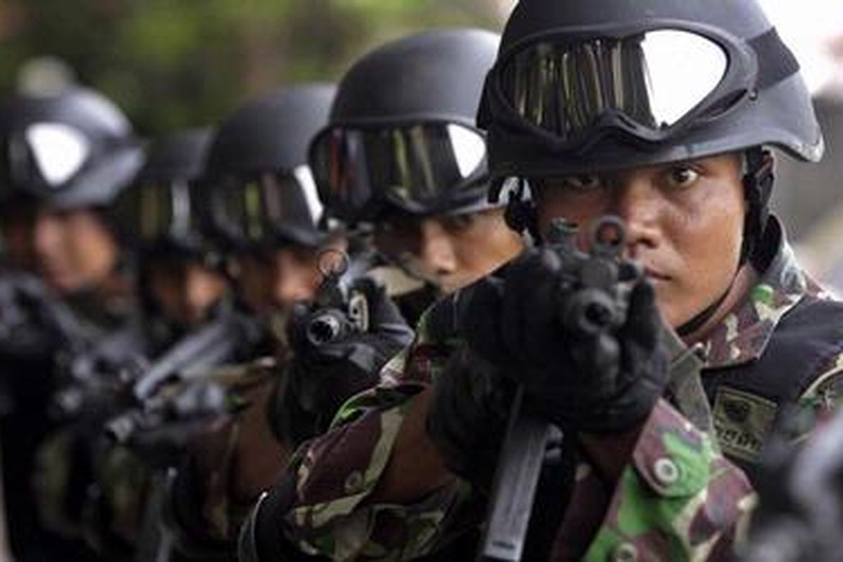 Pasukan TNI dari satuan Intai Tempur Kostrad melakukan penyergapan teroris yang menguasai obyek vital saat latihan gabungan dengan TNI di Markas Komando Brimob Kelapa Dua, Depok, Jawa Barat, Selasa (9/3/2010). Latihan bersama ini untuk penanggulangi ancaman aksi terorisme di Indonesia. 
