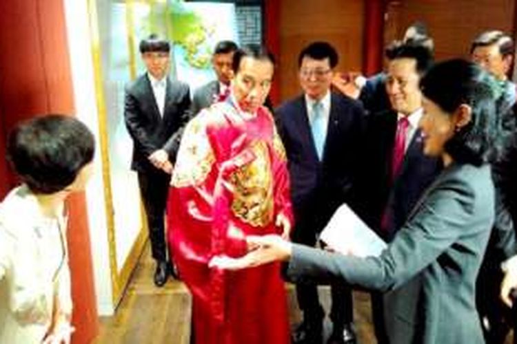 Presiden Joko Widodo saat meninjau Munhwa Broadcasting Corporation Digital Media City di Mapo-gu, Seoul, Korsel, Selasa (17/5). Presiden terlihat mengenakan pakaian tradisional Korea. 