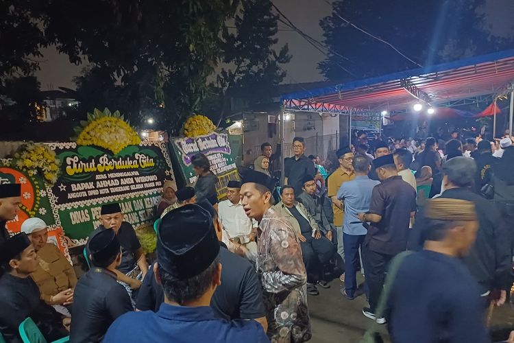 Rumah Duka Anggota DPRD Tangsel Andi Wibowo Dipenuhi Pelayat, Karangan Bunga Berjejer