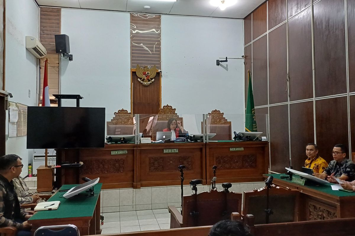 Sidang putusan gugatan praperadilan yang diajukan Masyarakat Anti Korupsi Indonesia (MAKI) terkait eks Ketua Komisi Pemberantasan Korupsi (KPK) Firli Bahuri yang tak kunjung ditahan di Pengadilan Negeri Jakarta Selatan, Jumat (5/4/2024).