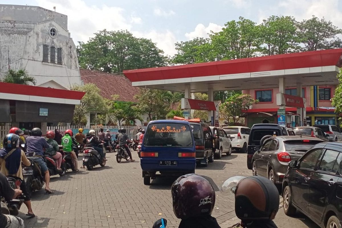 Kondisi antrean pembeli BBM yang mengular di SPBU Sukun, Kota Malang, Jawa Timur pada Senin (19/9/2022) siang. 