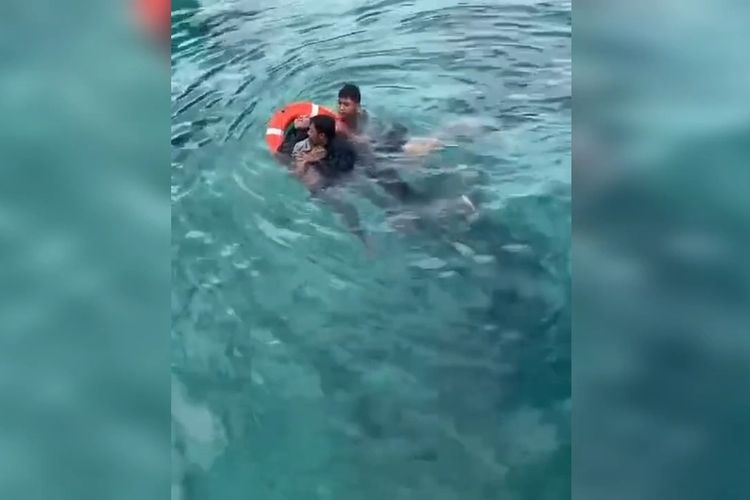 Warga dihebohkan dengan sesosok mayat wanita yang ditemukan terapung di area pelabuhan kapal feri Wamengkoli, desa One Waraa, Kecamatan Lakudo, Kabupaten Buton Tengah, Kamis (7/11/2024).