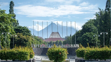 UGM Salurkan Beasiswa Bagi 503 Mahasiswa Angkatan 2025