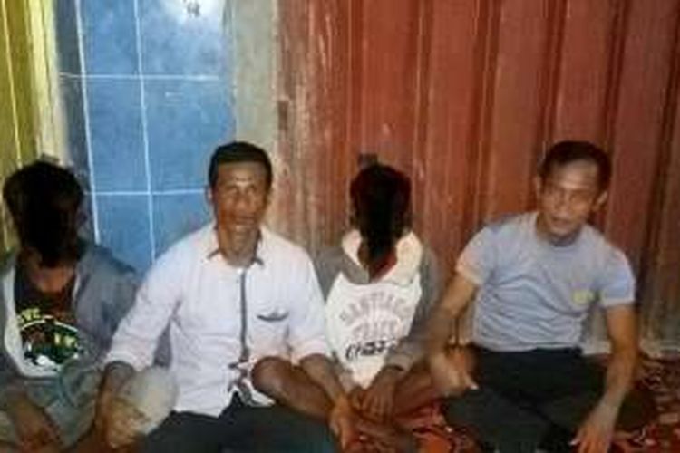 Kapolsek Wera Polres Bima Kota, Iptu Subagyo bersama Kepala Dusun di Desa Pai, saat mengamankan dua pelaku pemerkosaan anak dibawa umur, dua hari lalu.