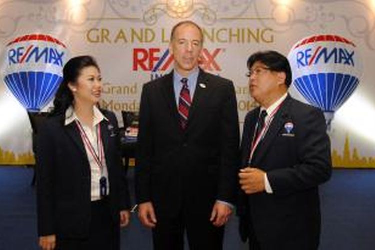 RE/MAX Internasional, agen real estate dari Amerika, hadir di Indonesia dengan menargetkan pembukaan kantor sebanyak 25 buah dalam tahun pertama. Tampak dalam gambar (kiri–kanan) Monica Nardi, Chief Executive Officer RE/MAX Indonesia, Larry Oberly. Vice President Global Franchise & Business Solutions RE/MAX Internasional, dan F. Rach. Suherman, CPA, Chief Operating Officer RE/MAX Indonesia, Senin (27/1/2014), di acara peluncurannya.  