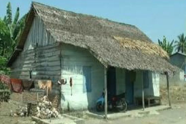 Rumah terduga teroris jaringan Santoso di Mamuju Utara, Sulawesi Barat, kosong. Penghuni rumah, termasuk istri Rudi, diduga mengungsi pasca-penangkapan Rudi, Minggu kemarin.