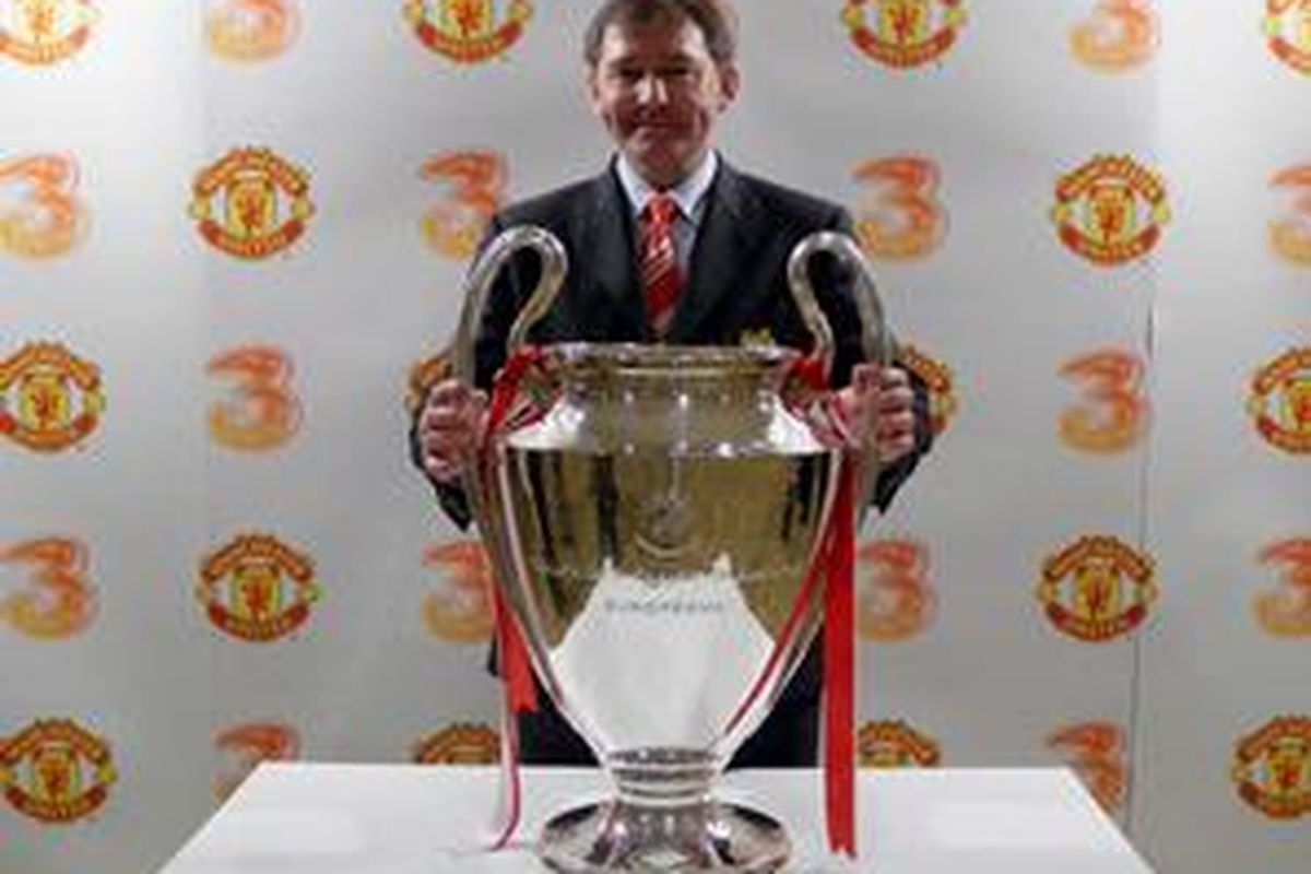 Bryan Robson berpose dengan piala Liga Champions yang diraih Manchester United dalam acara promosi di Jakarta, Selasa (31/3).