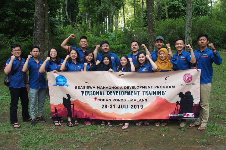 Potret penerima Beasiswa Mahaghora 2019 dalam mengikuti program personal development training pada Minggu (28/7/2019) hingga Rabu (31/7/2019) di Coban Rondo, Malang. 