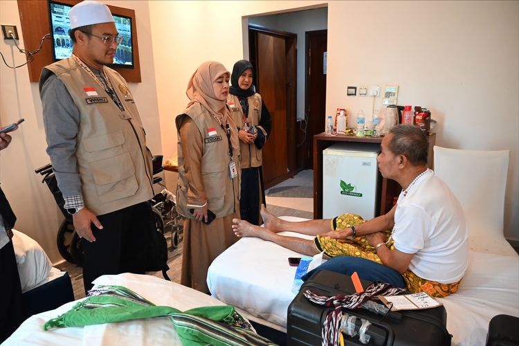 Anggota Timwas Haji DPR RI mengecek kondisi jemaah haji asal Kudus dan Jepara yang mengalami masalah kesehatan.