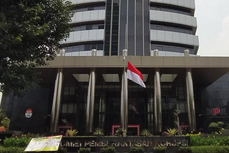 Bendera Merah Putih setengah tiang berkibar di depan gedung KPK pada Kamis (30/9/2021).