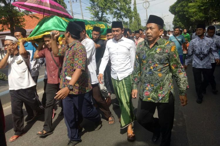 Jenazah Ahmad Budi Cahyono saat diantarkan menuju lokasi pemakaman.