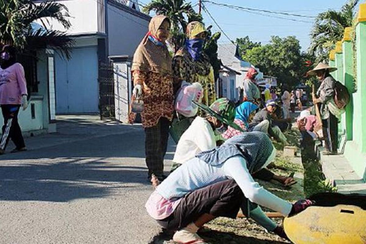 Peserta padat karya membersihkan got dan jalan di Kelurahan Birobuli Utara, Kecamatan Palu Selatan, Kota Palu, Sulawesi Tengah, Selasa (7/7). Kegiatan itu merupakan implementasi program penanganan kemiskinan Palu Zero Poverty yang digalakkan Pemerintah Kota Palu sejak April 2014. Setiap peserta program diupah Rp 600.000 per bulan.