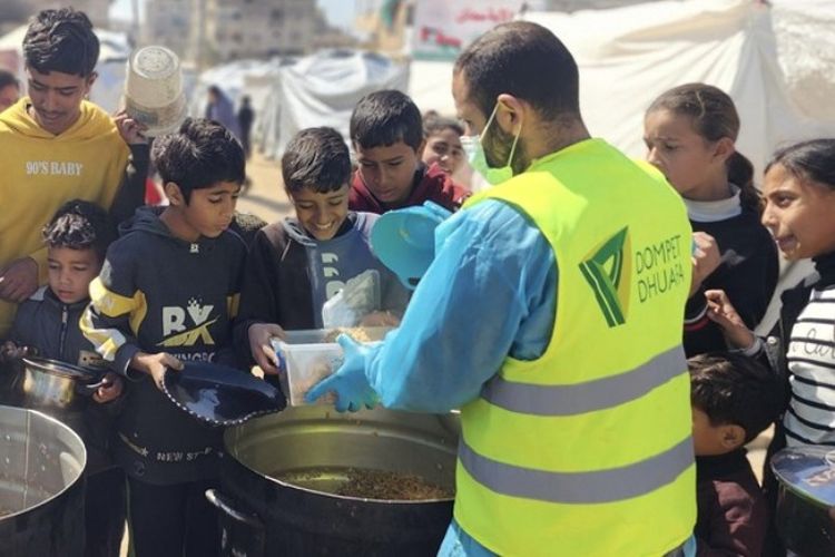 Dompet Dhuafa terus menyalurkan bantuan kebaikan masyarakat Indonesia untuk masyarakat Palestina di Ramadhan 1446 H, Gaza Utara, Palestina, Maret 2025. Pada momen Ramadhan ini, puluhan ribu paket makanan sahur dan berbuka, serta ribuan paket bahan makanan pokok didistribusikan Dompet Dhuafa di Palestina.