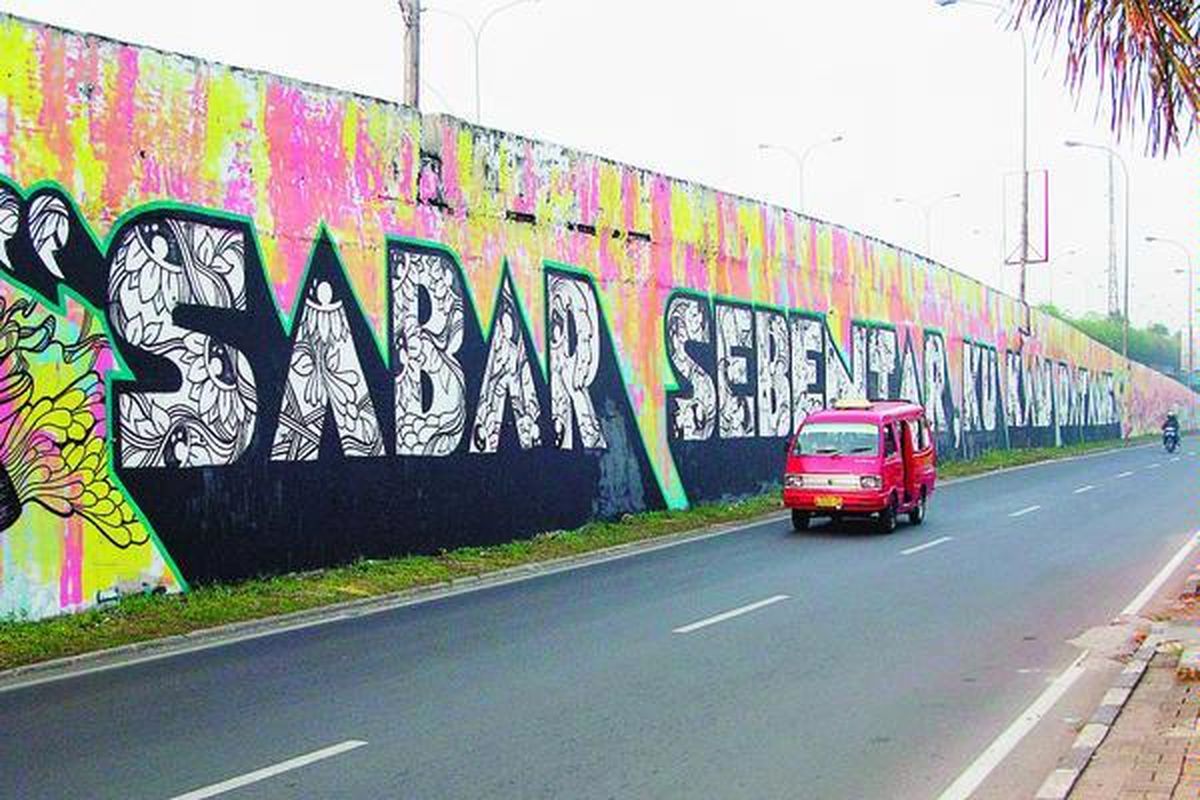 Mural berbunyi sabar sebentar, ku kan datang... di tembok jalan tol di depan pusat perbelanjaan Citos di Cilandak, Jakarta Selatan. Mural yang dibuat Bujangan Urban ini merupakan bagian dari kegiatan Jakarta Biennale 2009.