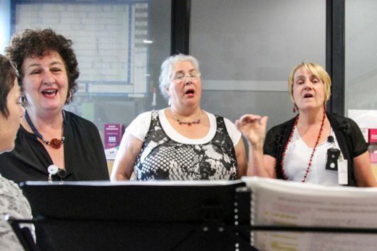 Anggota paduan suara Treshold Choir berlatih sebelum bernyanyi untuk para pasien di Sunshine Hospital.

