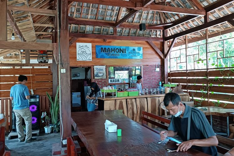 Suasana di dalam Mahoni Resto and Cafe, Desa Gampingan, Kecamatan Pagak, Kabupaten Malang, Jawa Timur.