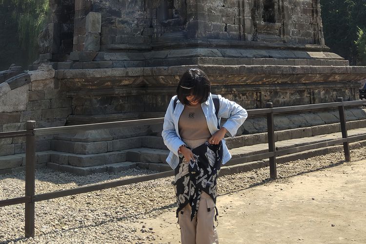 Wisata ke Candi Arjuna Dieng Wajib Pakai Kain Jarik, Ini Alasannya