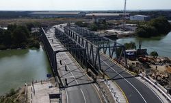 Cegah Gangguan di Jalur Pantura, Jembatan Manyar Baru Dibuka