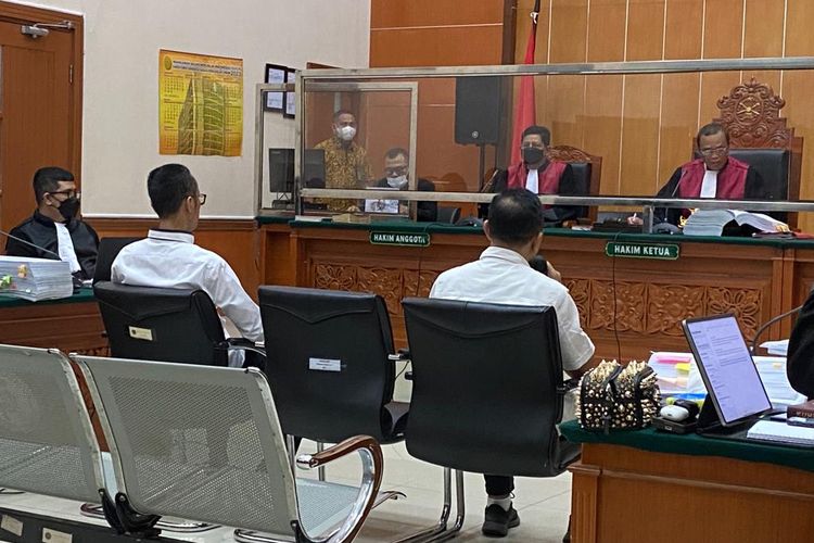 Dua saksi dihadirkan dalam sidang Irjen Teddy Minahasa di PN Jakarta Barat, Kamis (23/2/2022). Saksi tersebut yakni eks Kapolsek Kalibaru Kasranto, dan Syamsul Ma'arif. 