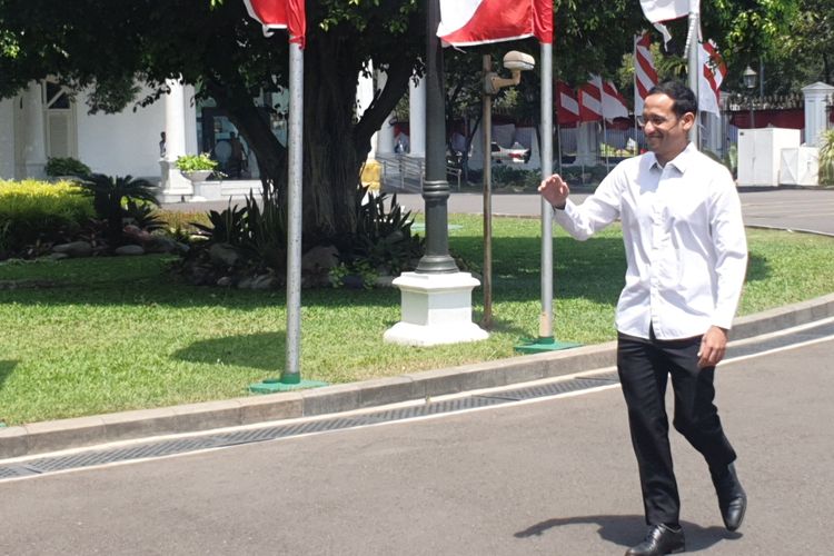 Bos Gojek Nadiem Makarim datang ke Istan Kepresidenan, Jakarta, Senin (21/10/2019) dengan mengenakan baju putih lengan panjang. 