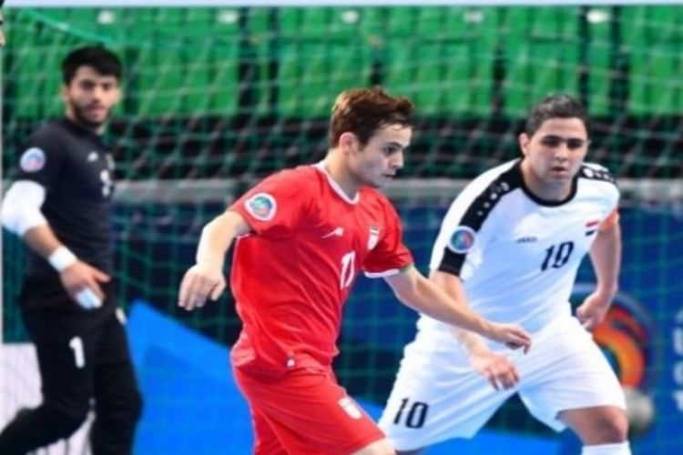 Aksi pemain Iran (kostum merah) pada laga final AFC U-20 Futsal Championship 2017 di Bangkok Arena, Bangkok, Thailand, Jumat (26/5/2017). Iran menang dengan skor 2-0 atas Irak.