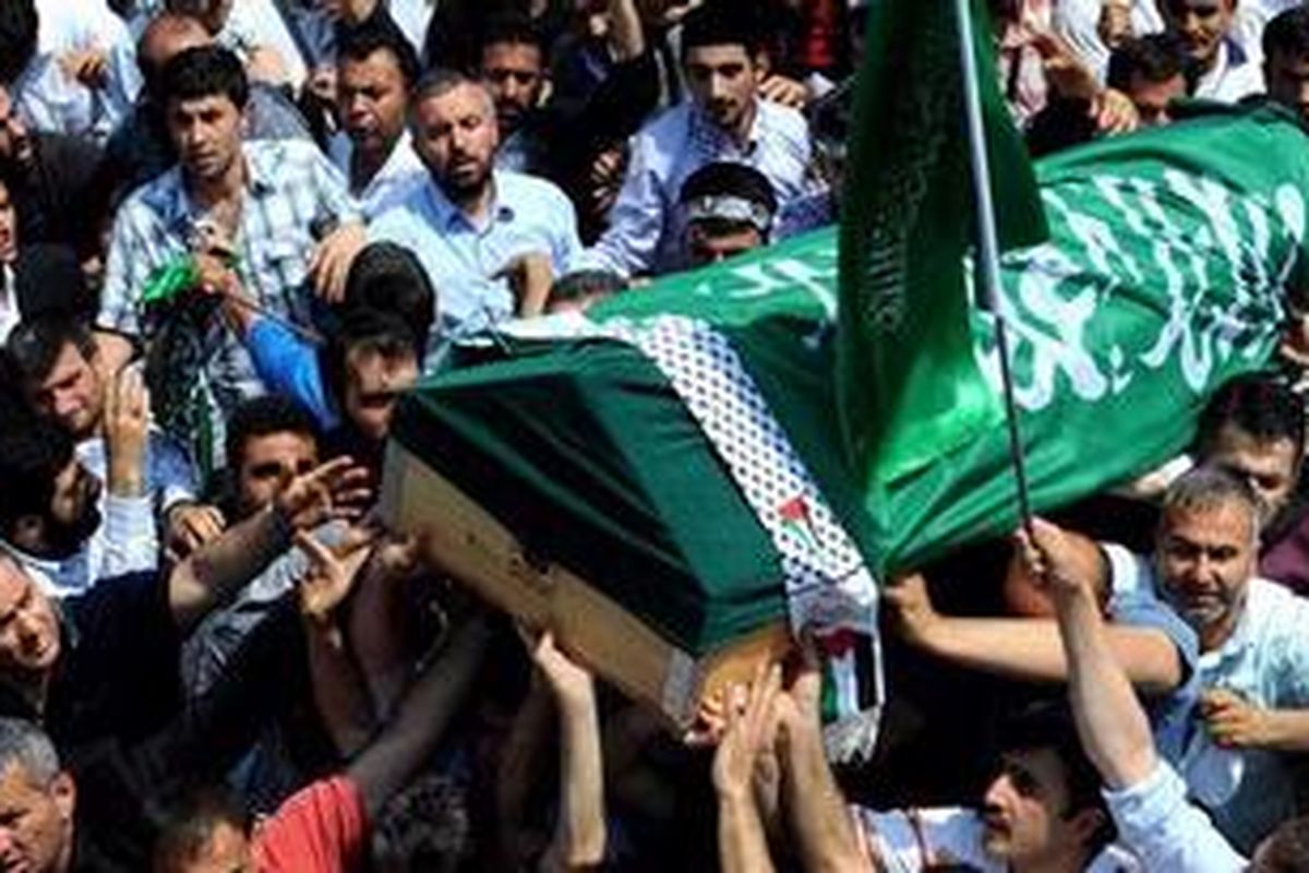 Peti jenazah Cevdet Kiliclar yang menjadi salah satu korban penyerangan tentara Israel di atas kapal Mavi Marmara, saat tengah di angkat menuju ke pemakaman usai ibadah shalat Jumat minggu lalu di Mesjid Beyazit, Istanbul.