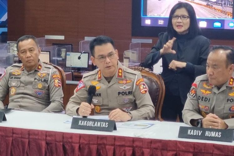 Kepala Korps Lalu Lintas (Kakorlantas) Polri Irjen Pol Firman Shantyabudi di NTMC, Jakarta, Selasa (3/1/2023).