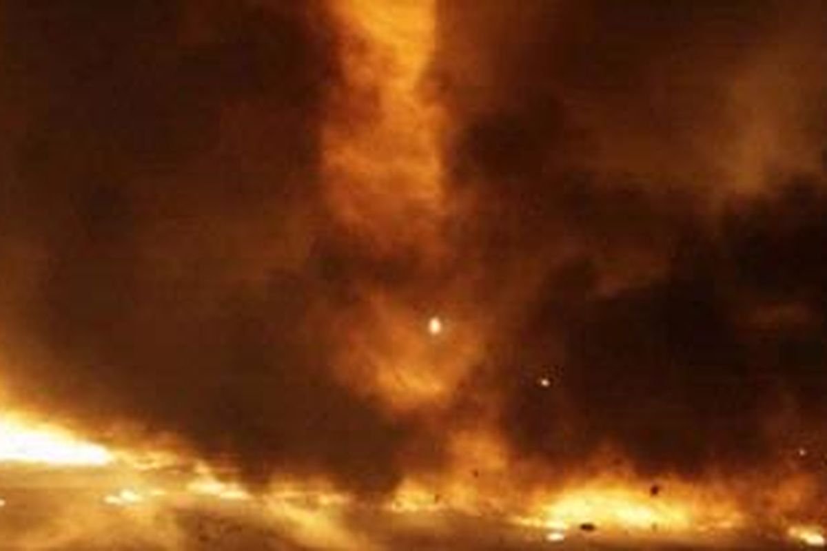 Foto yang dilansir Reuters memperlihatkan tornado api di Kistarcsa dekat Budapest, Hungaria.