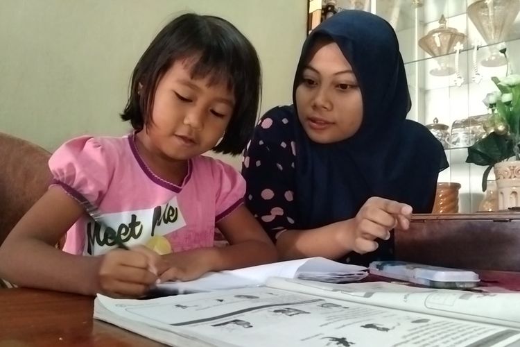 Sebuah video seorang bocah cilik mengeluhkan tugas pekerjaan rumah dari sekolahnya di Kota Baubau, Sulawesi Tenggara, viral di media sosial, Jumat (29/7/2022). Alika belajar bersama kakaknya, Nurul