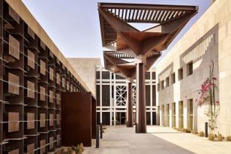 Soal eksterior, para perancang student center ini terinspirasi oleh pasar-pasar tradisional di Qatar. Selain itu, mereka menciptakan kemiripan antara arsitektur Arab dan Meksiko dalam gedung ini. 