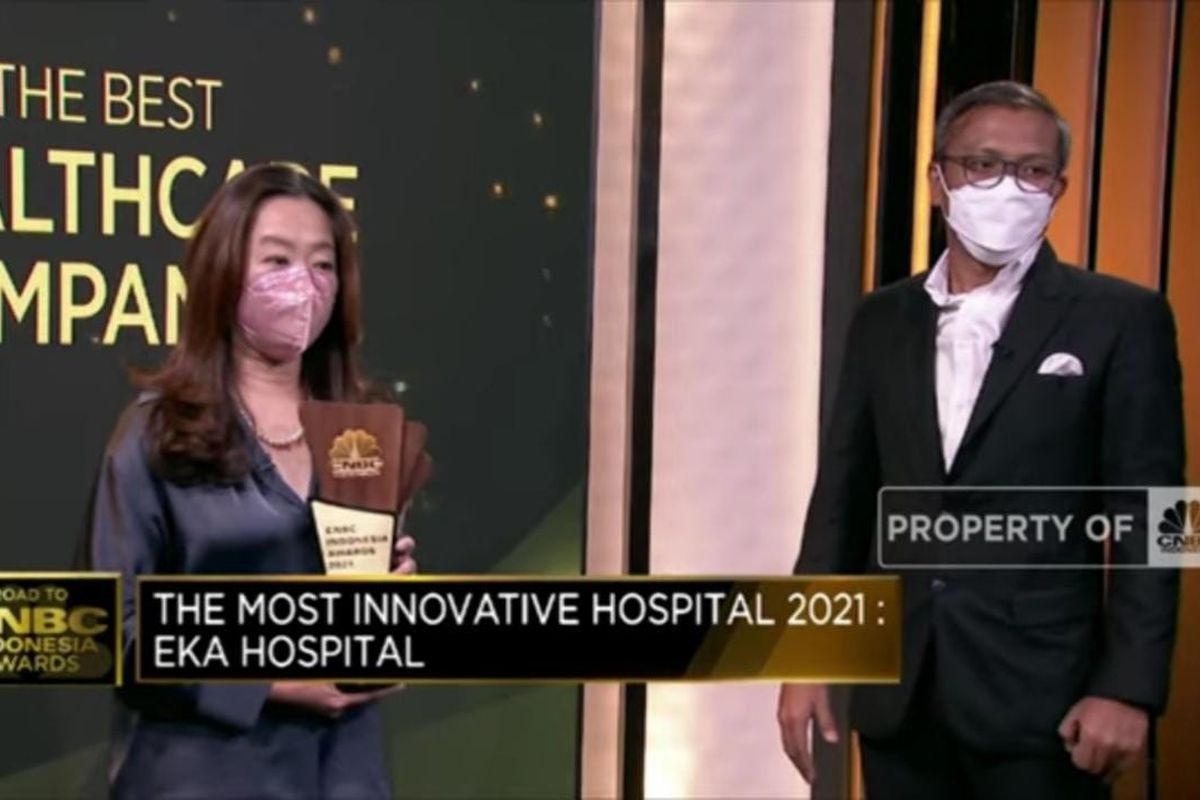 Chief Operating Officer Eka Hospital Grup Rina Setiawati saat mewakili Eka Hospital menerima penghargaan ?The Most Innovative Hospital 2021? pada Kategori The Best Healthcare Companies yang diselenggarakan CNBC Indonesia dalam ajang CNBC Awards 2021, Selasa (27/10/2021).