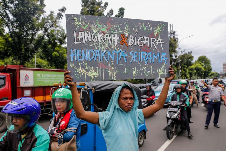 Para pengemudi angkutan umum berbagai jurusan Tanah Abang melakukan aksi unjuk rasa di depan Balai Kota DKI Jakarta, Senin (22/1/2018). Mereka tidak terima dengan kebijakan Pemprov DKI Jakarta yang menutup ruas jalan demi pedagang kaki lima.