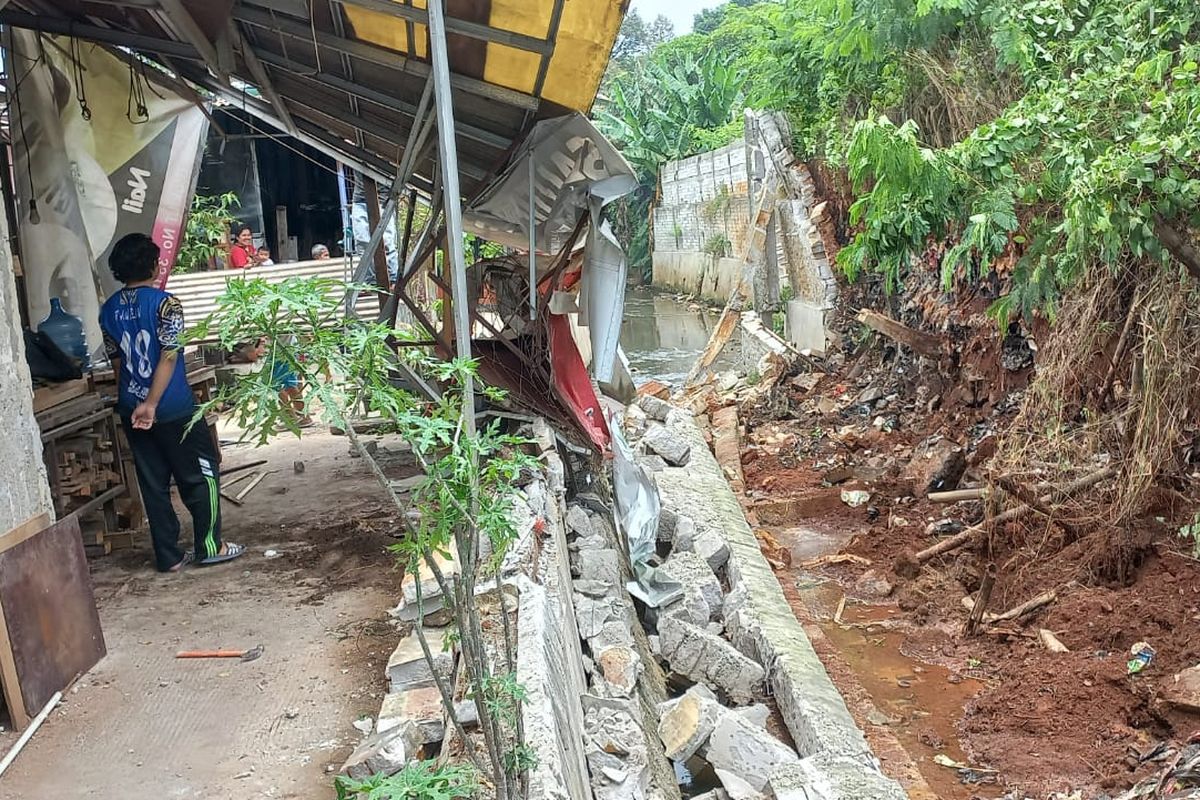 Turap dekat pemakaman di Sukamaju Baru, Tapos, Depok, Jawa Barat, longsor pada  Rabu (27/10/2021). Satu unit rumah di tepi turap nyaris terkena longsoran.