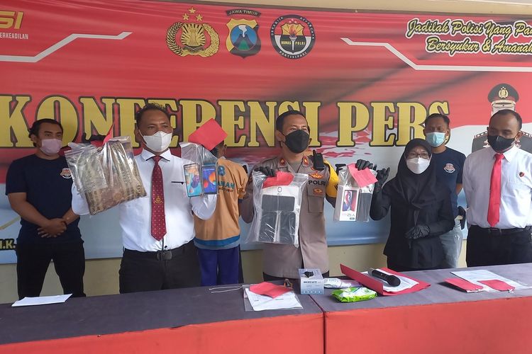 Wakapolres Tuban, Kompol Priyanto melakukan jumpa pers hasil penangkapan tersangka pembobol toko handphone di Tuban
