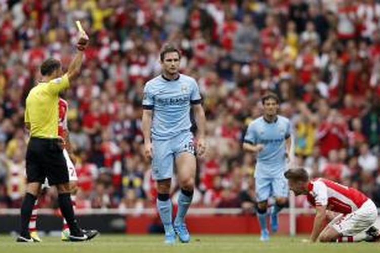 Gelandang Manchester City, Frank Lampard (kedua dari kiri), menerima kartu kuning setelah melanggar gelandang Arsenal Aaron Ramsey, pada laga Premier League, di Emirates Stadium, London, 13 September 2014. Laga itu berakhir 2-2.