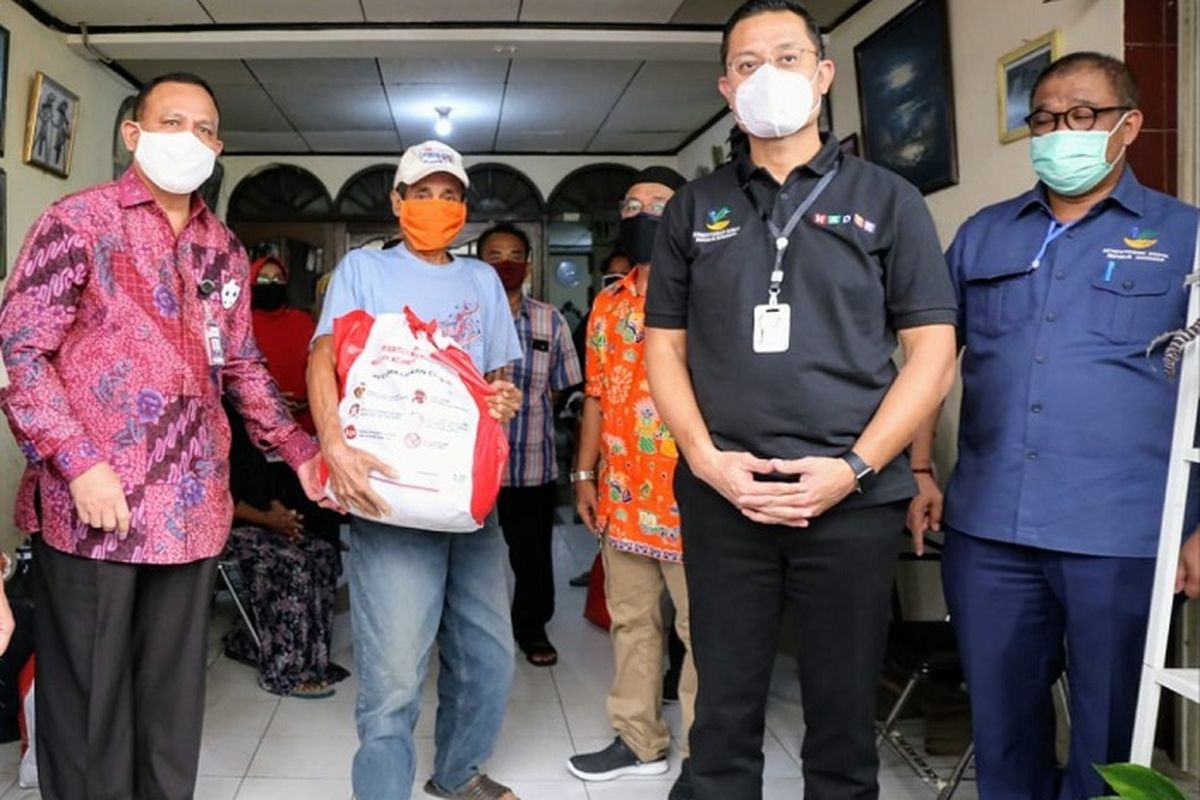 Menteri Sosial Juliari P. Batubara bersama Ketua KPK Firli Bahuri, saat mengecek distribusi Bansos Sembako Bantuan Presiden, di kawasan Cipete Utara, Jakarta Selatan (19/5/2020). Kehadiran Ketua KPK untuk memastikan Bansos Sembako Bantuan Presiden didistribusikan tepat sasaran.