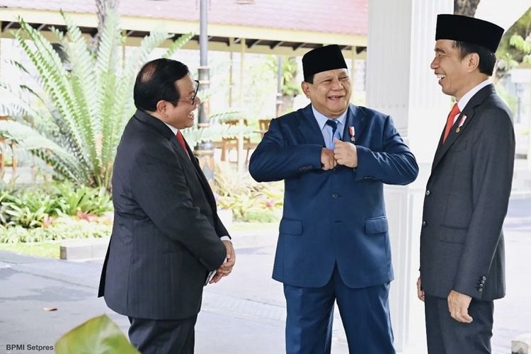 Menteri Pertahanan Prabowo Subianto bersama Presiden Republik Indonesia Joko Widodo (Jokowi) di sela peringatan Hari Ulang Tahun (HUT) ke-77 TNI.