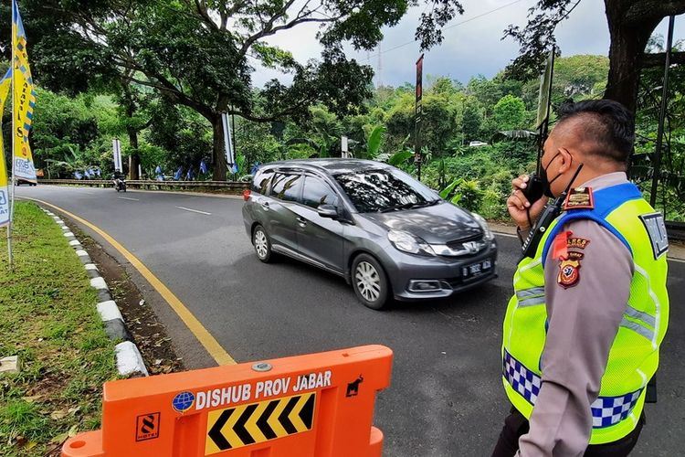 Arus volume kendaraan pemudik lewat jalur Gentong Tasikmalaya, Jawa Barat, mulai mengalami peningkatan sampai 50 persen pada H-2 Lebaran, Sabtu (30/4/2022).