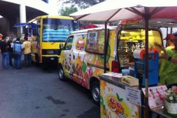Salah satu food truck yang berpartisipasi dalam acara Food Truck Narsis 2015, Karamel Juice di Parkir Timur Grand ITC Permata Hijau, Jakarta, Selasa (10/11/2015). Para pencinta kuliner dapat menikmati suguhan makanan dan minuman mulai dari pukul 11.00-21.00 WIB.