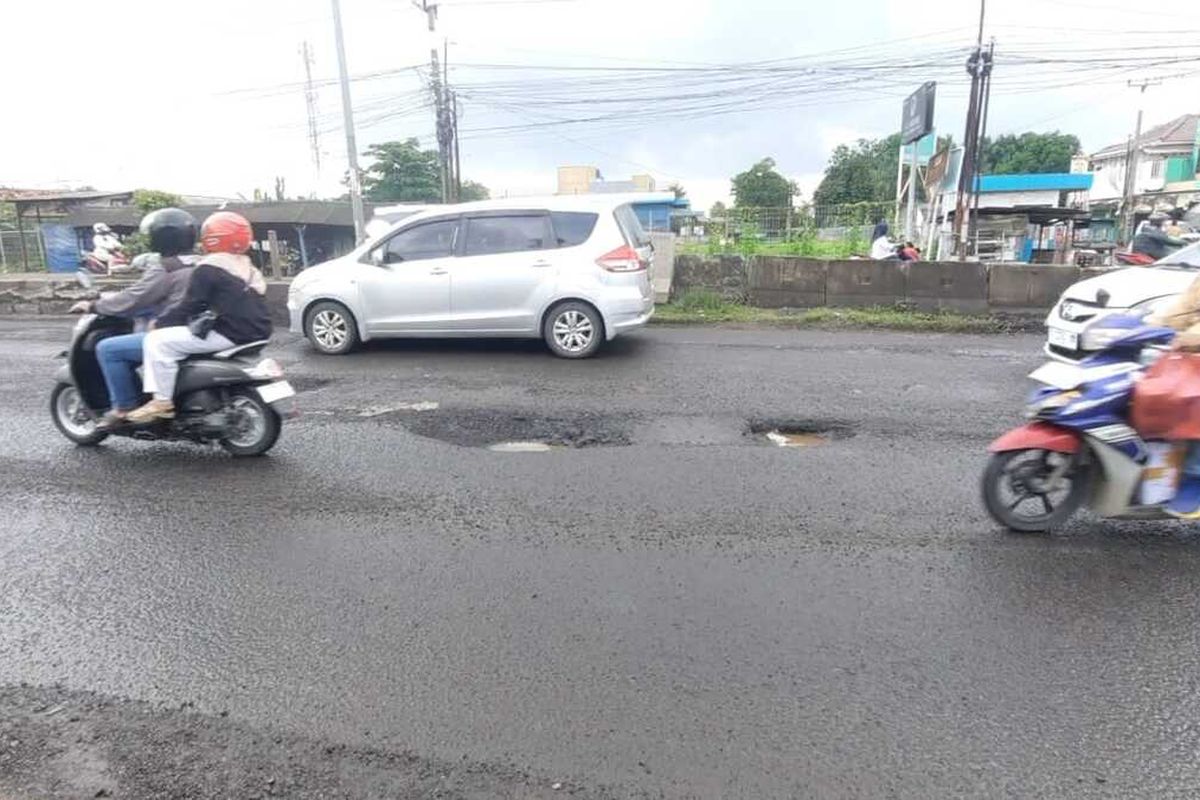 Jalan Pantura Karawang tepatnya di Kopel, Klari, Karawang, Jawa Barat berlubang, Rabu (12/2/2025)