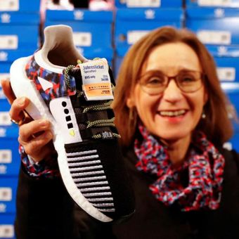 Pimpinan Badan Transportasi Umum Berlin (BVG), Sigrid Nikutta berpose bersama sepatu Adidas edisi terbatas.  