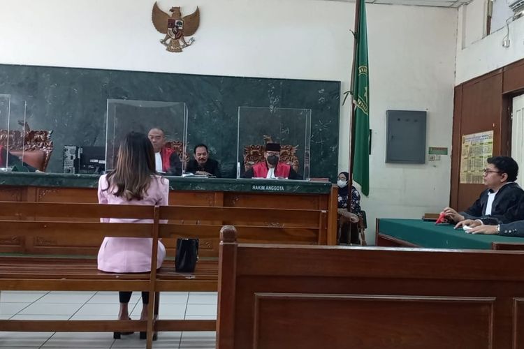 Ayu Thalia menghadiri sidang di Pengadilan Negeri (PN) Jakarta Utara pada Kamis (3/11/2022). Ayu berstatus sebagai terdakwa dugaan pencemaran nama baik putra Ahok, Nicholas Sean.  
