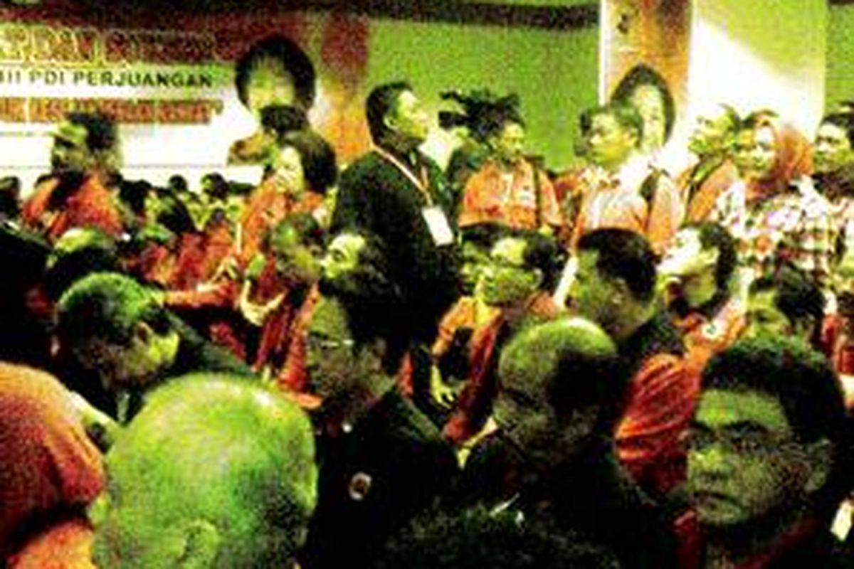 M Prananda Prabowo, putra kedua Megawati Soekarnoputri yang disebut-sebut akan meneruskan kepemimpinan PDI-P duduk di deretan kursi terbelakang dalam pembukaan Kongres III PDI-P di Hotel Inna Grand Bali Beach, Selasa (6/4/2010).