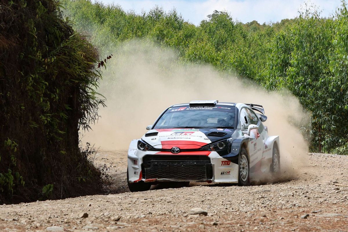 Pereli Ryan Nirwan dari Toyota Gazoo Racing Indonesia (TGRI) saat Kejuaraan Nasional  Danau Toba Rally 2022 putaran pertama di kawasan Hutan Tanaman Industri Toba Pulp Lestari, Parapat, Kabupaten Simalungun, Sumatera Utara, Sabtu (6/8/2022). Ryan Nirwan memimpin klasemen sementara hingga Special Stage 6.