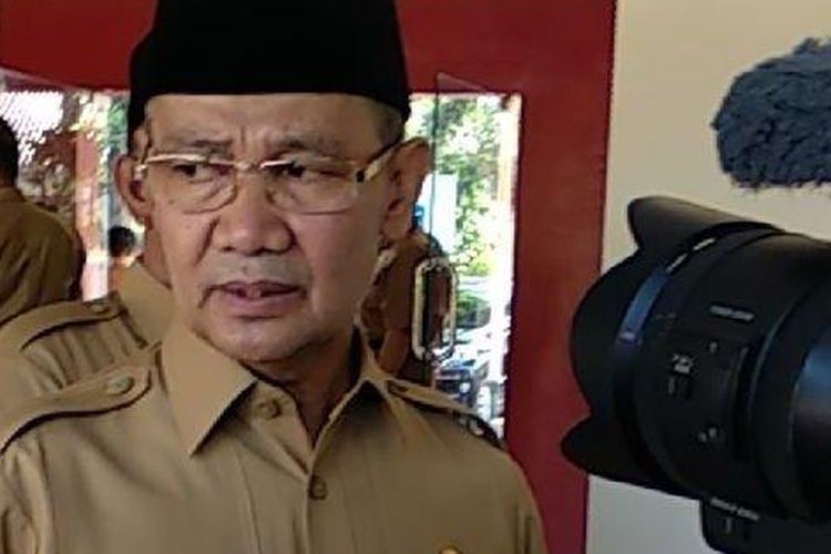 Bupati Majalengka, Karna Sobahi, ditemui setelah apel di lingkungan Pemerintah Kabupaten Majalengka, Senin (10/6/2019). 