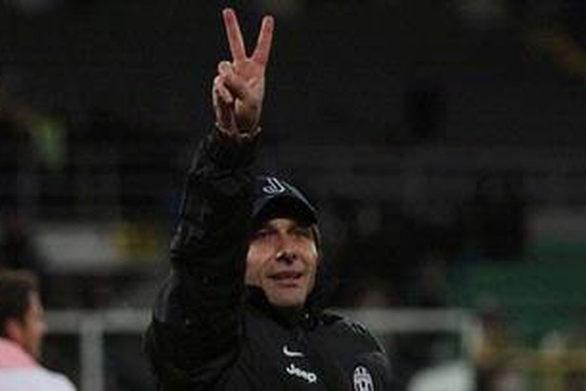 Pelatih Juventus, Antonio Conte, memberi sambutan kepada para suporter.